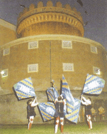 Sbandieratori nel fossato del castello